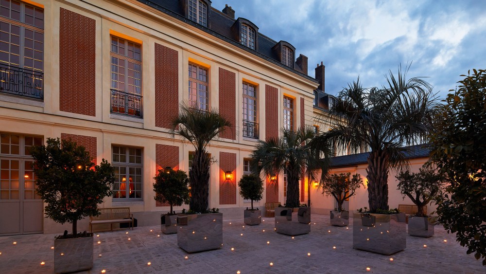 The main entrance of Le Grand Contrôle.