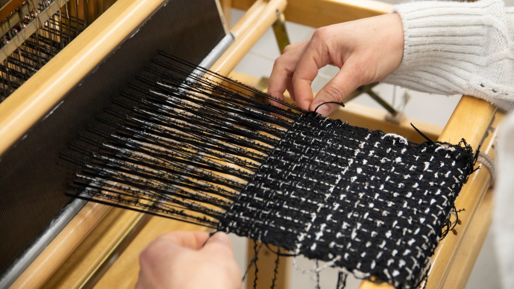A weaver at work at Le19M