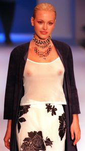SYDNEY, AUSTRALIA:  20-year-old American model Vanessa Haydon - girlfriend of Hollywood heartthrob Leonardo Di Caprio - parades as Charlie Brown outfit at the Australian Fashion Week (AFW) in Sydney 14 May.  Now a regular on the international fashion circuit, AFW has attracted much of the international fashion media and buyers from major stores as Barneys, Browns, Paris's Collette boutique and London's fashion store A La Mode to view the sixteen local designers who are parading this year.  AFP PHOTO/William WEST (Photo credit should read WILLIAM WEST/AFP via Getty Images)