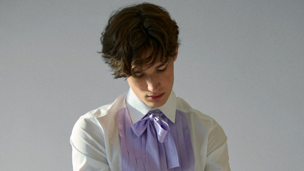 Sébline's pleated smoking shirt in white poplin with lilac satin
