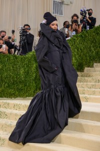 NEW YORK, NEW YORK - SEPTEMBER 13: Rihanna attends The 2021 Met Gala Celebrating In America: A Lexicon Of Fashion at Metropolitan Museum of Art on September 13, 2021 in New York City. (Photo by Theo Wargo/Getty Images)