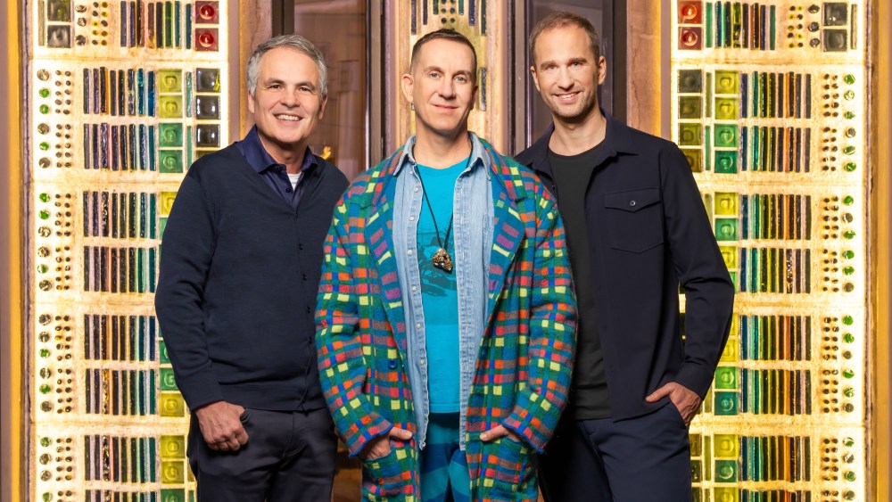 American designer Jeremy Scott (center) flanked by Friedrichstadt-Palast director Oliver Hoppmann (right) and producer Berndt Schmidt.