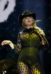 INDIO, CALIFORNIA - APRIL 25: (FOR EDITORIAL USE ONLY) Kate Hudson performs with Brothers Osborne at the T-Mobile Mane Stage during the 2025 Stagecoach Festival on April 25, 2025 in Indio, California. (Photo by Frazer Harrison/Getty Images for Stagecoach)
