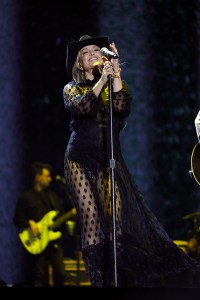 INDIO, CALIFORNIA - APRIL 25: (FOR EDITORIAL USE ONLY) Kate Hudson performs with Brothers Osborne at the T-Mobile Mane Stage during the 2025 Stagecoach Festival on April 25, 2025 in Indio, California. (Photo by Frazer Harrison/Getty Images for Stagecoach)