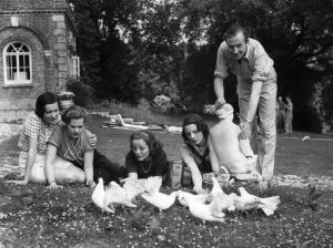 17th June 1934:  Left to right: American actress and dancer Adele Astaire, wife of Lord Charles Cavendish; Princess Polny; Tallulah Bankhead; Tilly Losch; and Cecil Beaton with a flock of doves at his home 'Ashcombe' in Wiltshire.  (Photo by Sasha/Hulton Archive/Getty Images)