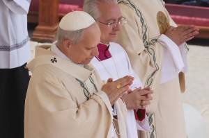 VATICAN CITY, VATICAN - MAY 18: Pope Leo XIV (L) looks at the Fisherman's Ring, which is the Papal signet ring, moments after he received it at his inauguration mass in St Peter's Square on May 18, 2025 in Vatican City, Vatican. Pope Leo XIV (formerly Cardinal Robert Francis Prevost) presided over his inauguration mass in St Peter's Square after his election on May 8th. (Photo by Sean Gallup/Getty Images)