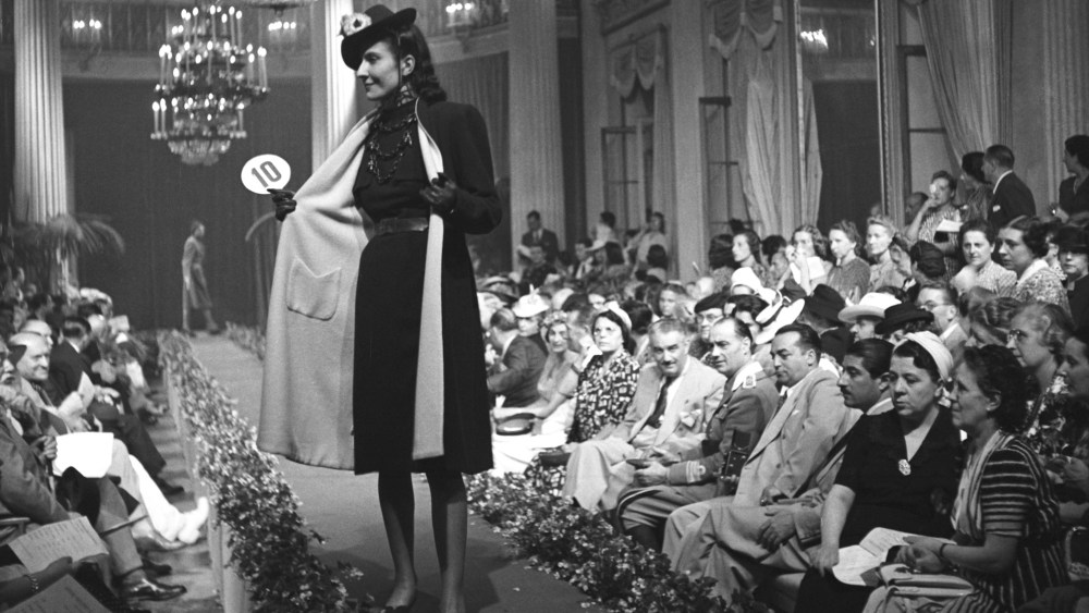 Venice, fall-winter 1941-1942 fashion show featuring models dressed in outfits made from autarchic materials under the guidance of the National Fashion Board and the National Clothing Federation, in the presence of the Duchess of Genoa and Count Volpi 1941 Foto Attualità/ Luce Cinecittà Archive