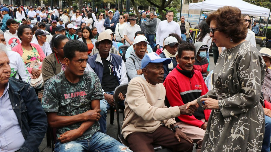 The Minister of Labor, Ivonne Nuñez (right), greets workers during a ceremony where the Ecuadorian state delivers public apologies to the workers of the Furukawa company for suffering slavery conditions in Quito on May 31, 2025. The Ecuadorian government apologized this Saturday to more than 300 victims of modern slavery for turning a “deaf ear” to the violation of labor rights by a Japanese-owned company in abaca plantations.