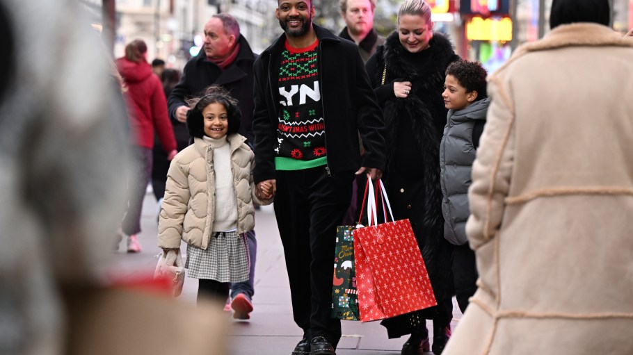 Salesforce projects consumers' holiday shopping will be impacted by artificial intelligence.