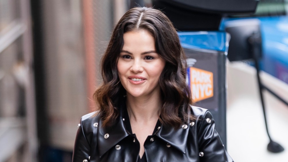 Selena Gomez debuts shocking hair transformation.
