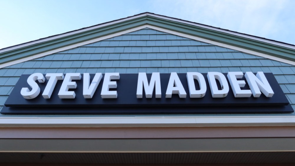 steve madden, madden store signage, outlet woodbury commons