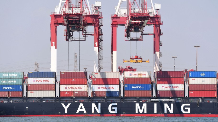 The discount retailer claims the carrier diverted reserved cargo space to higher-paying customers, leading the company to seek costlier space elsewhere.