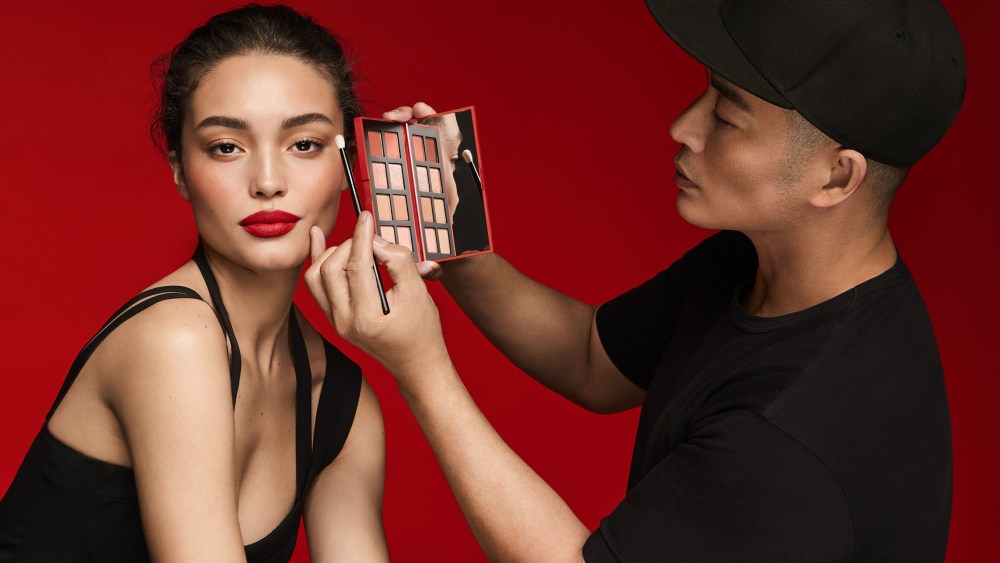 Hung Vanngo applying makeup