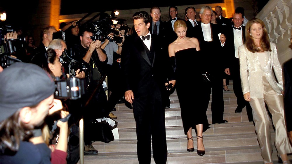 THE MUNICIPAL ART SOCIETY OF NY AT GRAND CENTRAL STATION IN NEW YORK CITY JOHN F KENNEDY JR AND WIFE CAROLYN BESSETTE KENNEDY.10/02/1998. (Credit Image: © Sonia Moskowitz/ZUMA Wire)