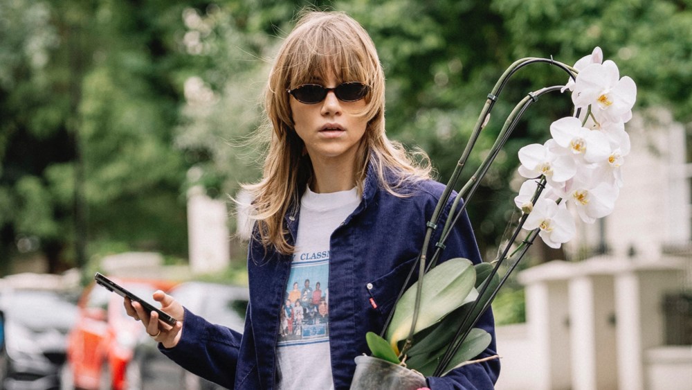 Suki Waterhouse leads fall 2025 hair trends with a shag cut.