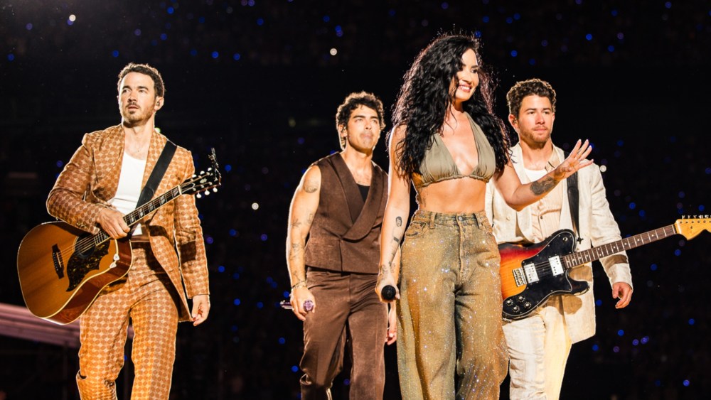 Demi Lovato perform with the Jonas Brothers