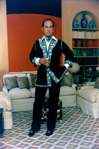 Oscar de la Renta poses for a portrait on November 29, 1972.
