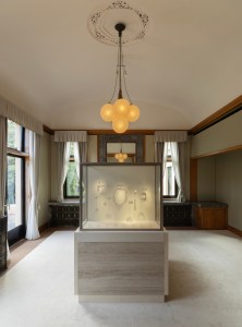 Views of the “Timeless Art Deco with Van Cleef & Arpels High Jewelry” exhibition at the Tokyo Metropolitan Teien Art Museum.