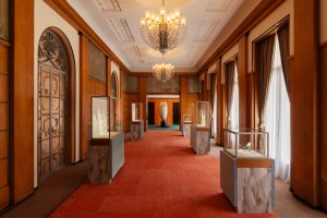 Views of the “Timeless Art Deco with Van Cleef & Arpels High Jewelry” exhibition at the Tokyo Metropolitan Teien Art Museum.
