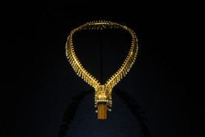 "Chantilly Zip necklace, 1952 Transformable into a bracelet Yellow gold, platinum, diamonds Van Cleef & Arpels Collection”.