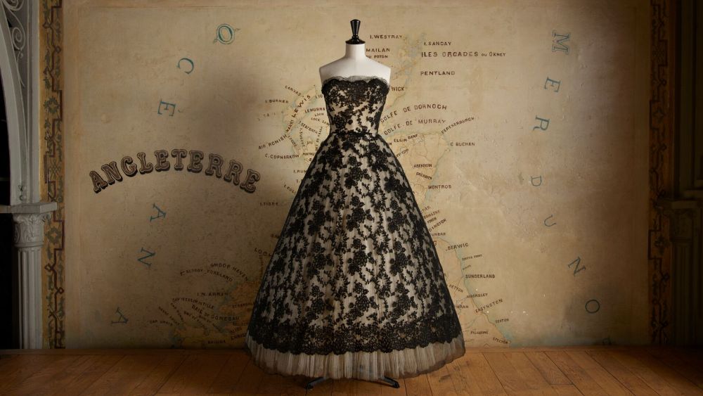 Christian Dior, Carmen, evening gown, Autumn-Winter 1951 haute couture collection, Longue line. Paris, Fondation Azzedine Alaïa.