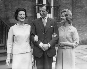 La Duchesse Marina de Kent bras-dessus, bras-dessous avec son fils, le Prince Edward de Kent et sa fiancée Miss Katharine Worsley devant le perron de Kensington's Palace où réside la Duchesse le 9 mars 1961 à Londres, Royaume-Uni.  (Photo by Keystone-FranceGamma-Rapho via Getty Images)