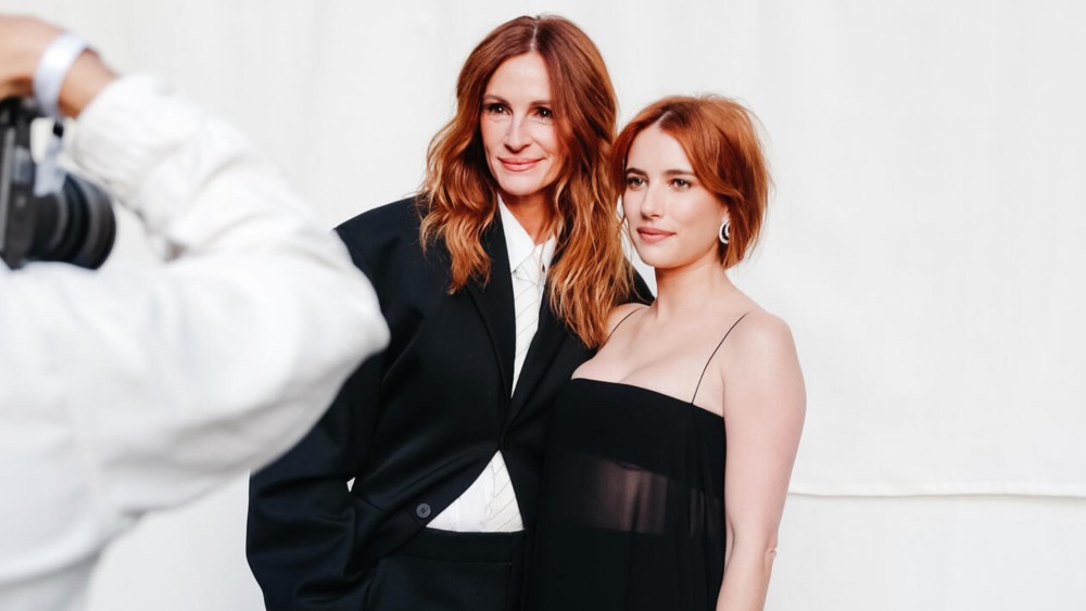 Julia Roberts (left) and Emma Roberts (right).