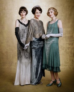 DOWNTON ABBEY, from left: Michelle Dockery, Elizabeth McGovern, Laura Carmichael, 2019. Ph: Jason Bell / © Focus Features / courtesy Everett Collection