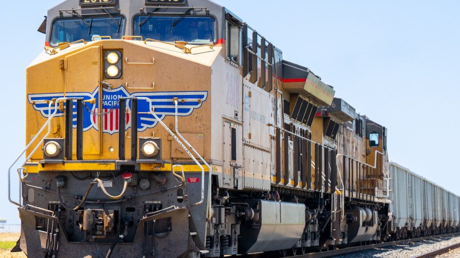 Endorsements from the president and the nation’s largest rail union boost momentum for a deal that would create the first modern U.S. transcontinental railroad.
