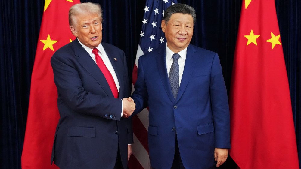 U.S. President Donald Trump greets Chinese President Xi Jinping in Busan, South Korea。