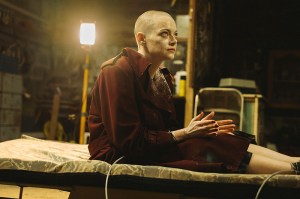 BUGONIA, Emma Stone, 2025. ph: Atsushi Nishijima / ©Focus Features / Courtesy Everett Collection