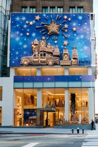 A look at Black Friday shopping around New York for the 2025 holiday season