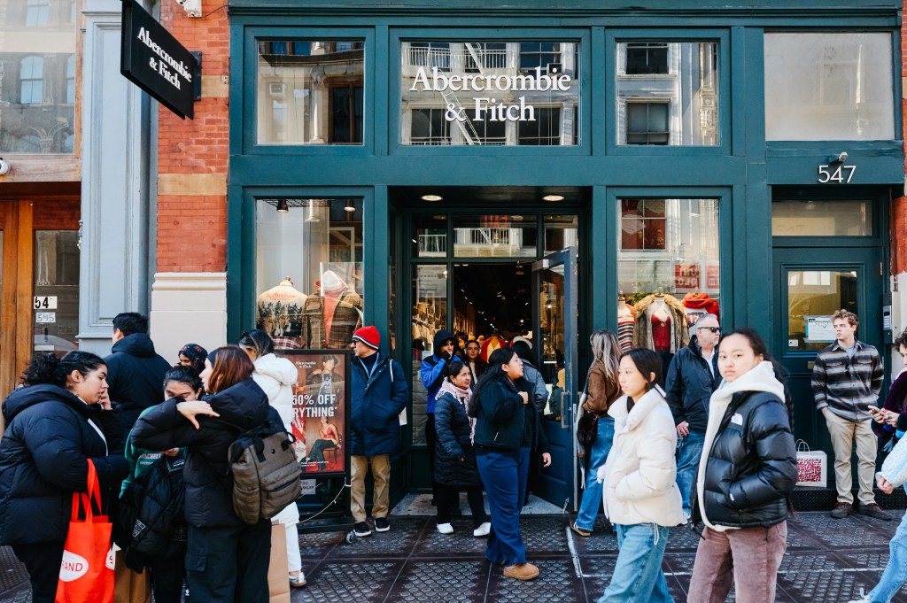 A look at Black Friday shopping around New York for the 2025 holiday season