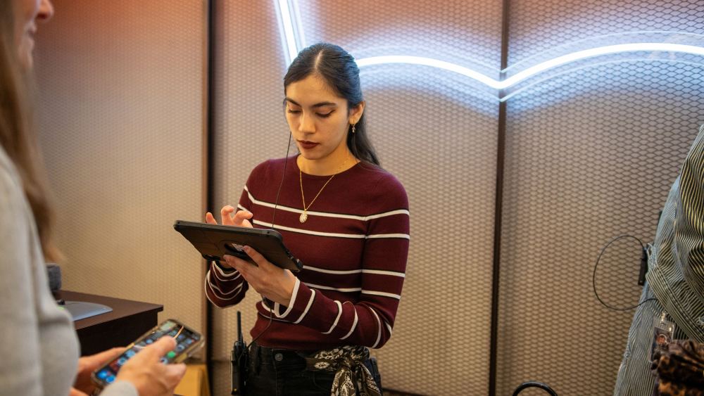 Levi employee using AI on a tablet.