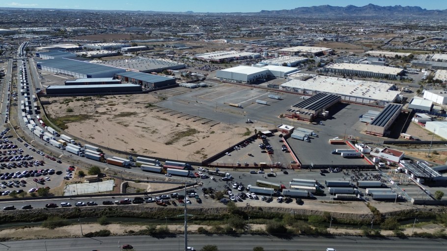 Truck drivers and farmers have expanded their demonstrations to the Juárez-El Paso border, causing major regional disruption.