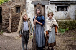 HAMNET, from left: Jacobi Jupe, Bodhi Rae Breathnach, Olivia Lynes, 2025. ph: Agata Grzybowska /© Focus Features /Courtesy Everett Collection