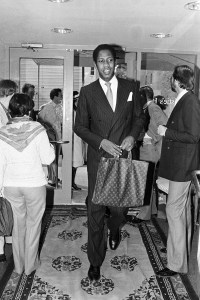Andre Leon Talley began refining his style during his early days at Women’s Wear Daily. At a Memorial Sloan-Kettering Cancer Center Benefit at Christies in 1979, he wore a sharply tailored suit—an early favorite from H. Huntsman & Sons or Morty Sills—paired with a Louis Vuitton tote, hinting at his future love affair with iconic designer labels.