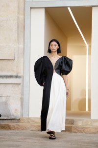 Model on the runway on the runway at the Gabriela Hearst fashion show as part of Spring/Summer 2026 Paris Fashion Week on October 01, 2025 in Paris, France.