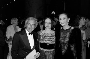 (L-R, foreground) Ralph Lauren, Mary McFadden, and Jacqueline de Ribes attend an event in Washington, D.C., on November 14, 1986.