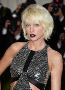 NEW YORK, NY - MAY 02:  Taylor Swift attends the 'Manus x Machina: Fashion in an Age of Technology' Costume Institute Gala at the Metropolitan Museum of Art on May 2, 2016 in New York City.  (Photo by George Pimentel/WireImage)