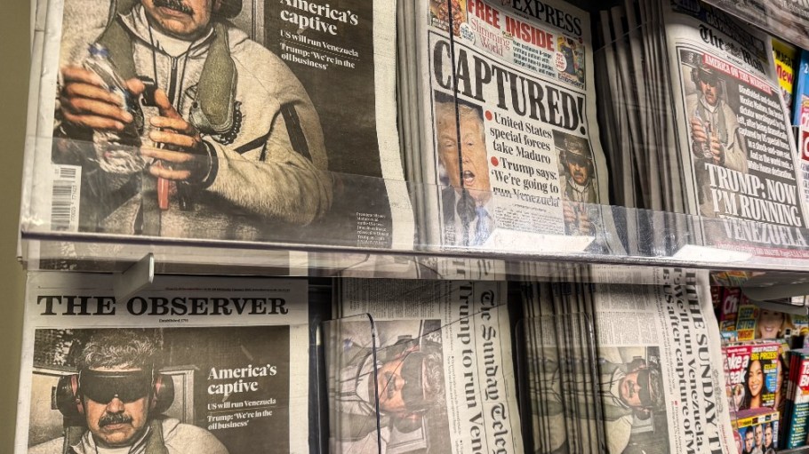 Newspapers display headlines on the capture of Venezuelan President Nicolás Maduro.