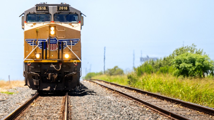 The railroads say competitors’ objections are “baseless” and improperly argue the merits rather than the completeness of the filing.