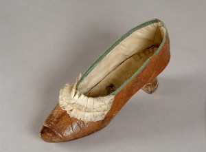 Soulier de Marie-Antoinette, daté de 1895 (inv, 800.111) © Musée des Beaux Arts de Caen - Patricia Touzard