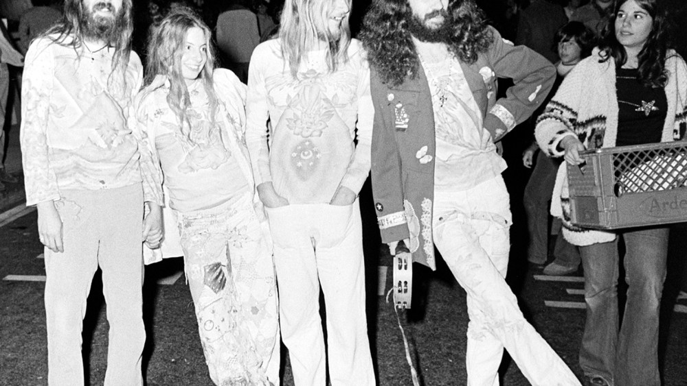 Concert goers in keds sneakers outside the Bob Dylan concert at the Forum in Los Angeles in 1974.