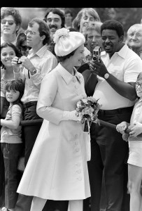 Queen Elizabeth II (C) visits the Arlington National Cemetery in Arlington, Virginia, on July 7, 1976. Hardy Aimes dress. US Bicentennial Visit.