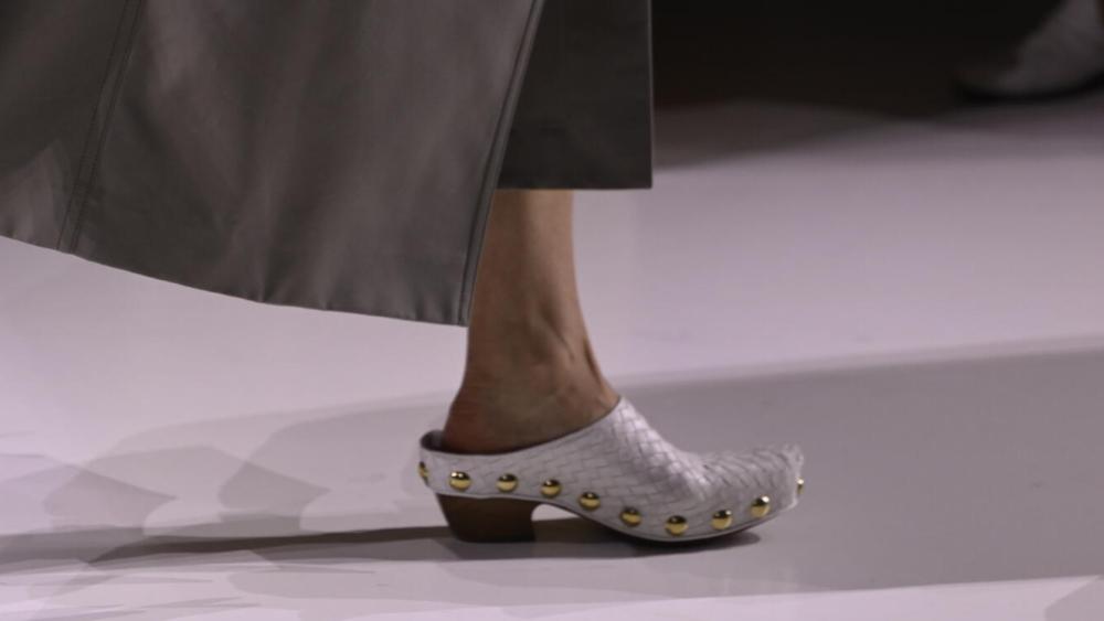 Model on the runway on the runway at the Bottega Veneta fashion show as part of Spring/Summer 2026 Milan Fashion Week on September 27, 2025 in Milan, Italy.
