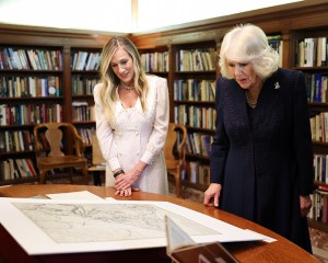 NEW YORK, NEW YORK - APRIL 29: (L-R) Sarah Jessica Parker and Queen Camilla examine artifacts on display during a literary engagement at New York Public Library on day three of the State Visit of King Charles III and Queen Camilla to the United States of America, on April 29, 2026 in New York, New York. Queen Camilla launched The Queen’s Reading Room in 2023, a charity working to celebrate and promote the power of reading across the UK and beyond. (Photo by Chris Jackson/Getty Images)