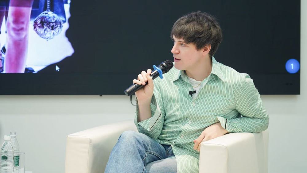 Seán McGirr speaking to local students at Donghua University.