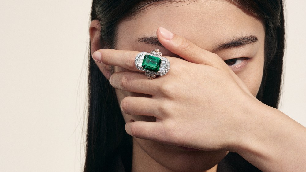 Chanel Haute Joaillerie Signes & Symboles Imprimé Émeraude ring