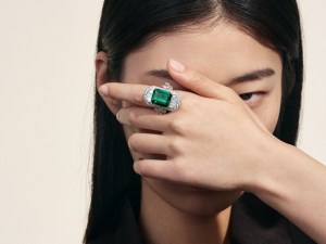 Chanel Haute Joaillerie Signes & Symboles Imprimé Émeraude ring